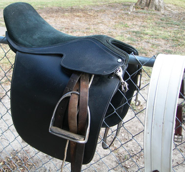 VICTORY 4" CUTBACK ENGLISH SADDLE